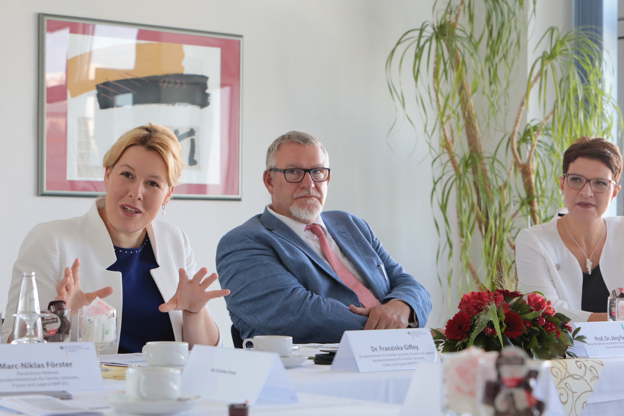 dkb_bm-giffey_kinderschutzhotline_2018-08-17-5.jpg